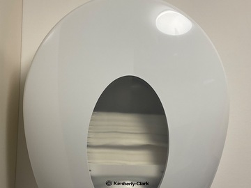 Nieuwe apparatuur: 3 x Kimberly-Clark handdoeken dispensers met 19 pakken papierdoek
