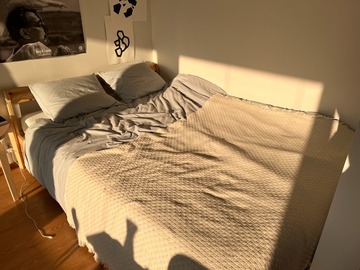 Selling: Sängynrunko, mänty ja Vaahtomuovipatja - Bed and Matress