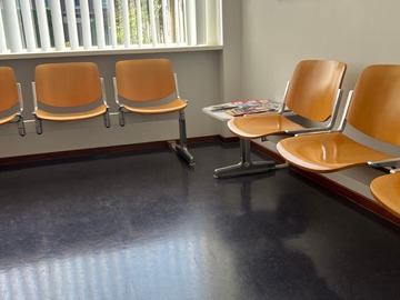 Gebruikte apparatuur: Zitje, stoelen, tafeltje, folderrek, kralentafel, wandspelbord