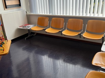 Gebruikte apparatuur: Zitje, stoelen, tafeltje, folderrek, kralentafel, wandspelbord