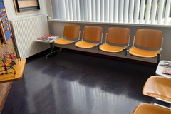 Gebruikte apparatuur: Zitje, stoelen, tafeltje, folderrek, kralentafel, wandspelbord