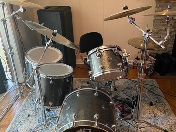 Selling with online payment: DW Performance Series 5 Piece Drum Set - Excellent Cond