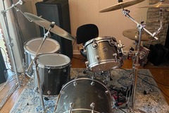 Selling with online payment: DW Performance Series 5 Piece Drum Set - Excellent Cond