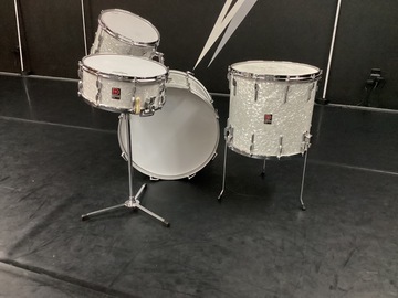 Selling with online payment:  ‘60’s Vintage Premier set.