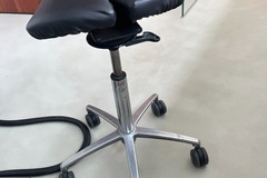 Gebruikte apparatuur: Sally ergonomic Tandarts/assistente werkstoel