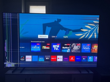 À vendre: Samsung TV 85" (215cm) - Fonctionne mais un coup en bas à gauche