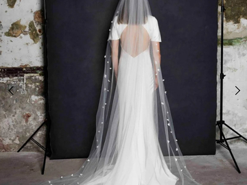 Selling: Harriette Gordon 4.3 Flower Veil