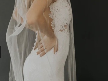 Selling: Untamed Petals - single tier veil, floor length NEVER USED 