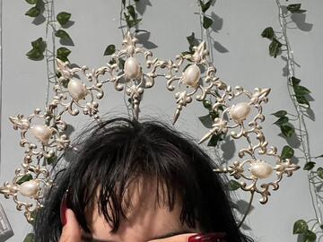 Selling with online payment: Silver and Pearl Halo Crown