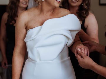 Selling: Mariam Seddiq ISOBEL gown