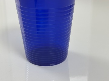 Nieuwe apparatuur: Plastic wegwerpbekers donker blauw
