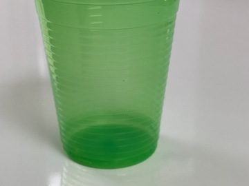 Nieuwe apparatuur: Plastic wegwerpbekers licht groen