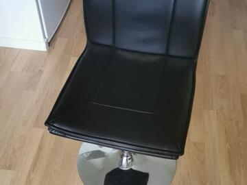 Selling: Black Chair 