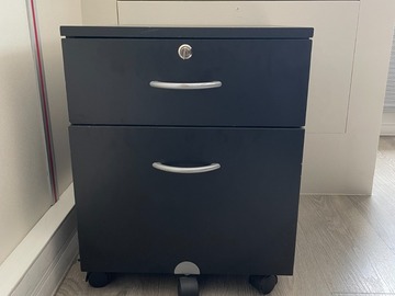 Selling: Caisson noir à roulettes