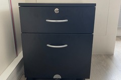 Selling: Caisson noir à roulettes