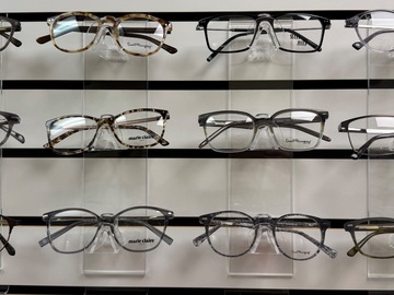 Selling with online payment: 27 New York Eye Frames with cases