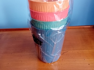Vente: Lot de 4 gobelets en plastique neufs