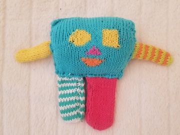 Vente au détail: Doudou robot tricoté main.