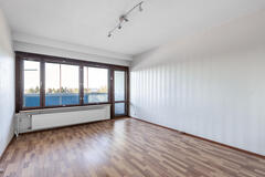 Annetaan vuokralle: 2 bedroom 55 m2 on airport train line