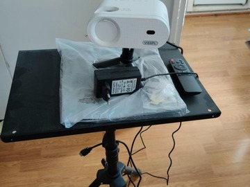 Selling: Projector with table and screen