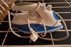 Myydään: Steam iron