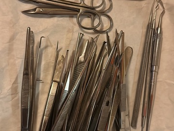 Gebruikte apparatuur: Pincetten en naaldvoerder en wat scalpels 