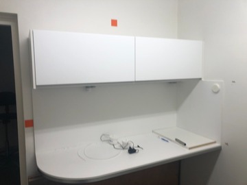 Gebruikte apparatuur: Steri of werkkamer bovenkastjes met verlichting 2 stuks