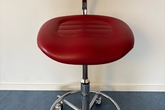 Gebruikte apparatuur: Jörg & Sohn Coburg Eurolift 11015 werkstoel (3 stuks - rood)