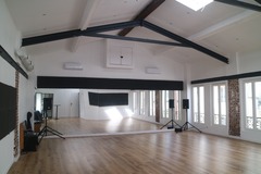 location par demi journée (4h): Salle de répétition de 75m² (demi journée)