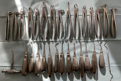 Gebruikte apparatuur: Extractietangen  15 stuks en hevels 14 stuks en 1 wortelrest inst
