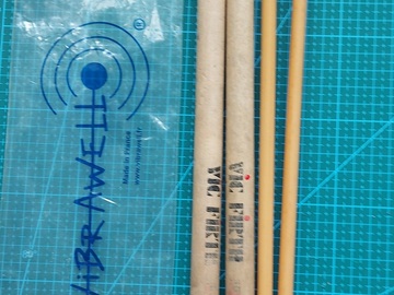 Vente: 2 paires de baguettes/drumsticks pour batterie et percussions 