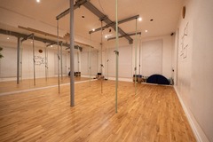 Location à l'heure: Salle de pole dance