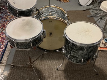 Selling with online payment: VINTAGE SLINGERLAND DRUM SET WITH HARDWARE AND CASES 