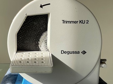 Gebruikte apparatuur: Degussa gipstrimmer KU 2 met Carborundum schijf