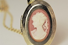 Bulk Lots: 66 pcs-Lg. Vintage Cameo Locket-18" Chain-$1.49 pc