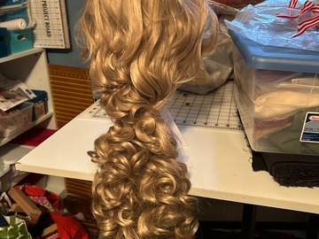 Selling with online payment: Curly blonde wig