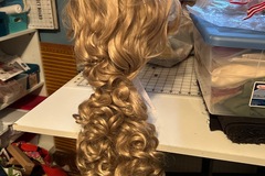 Selling with online payment: Curly blonde wig