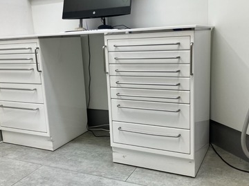 Gebruikte apparatuur: Astra Dental Cabinet - Behandelbureau (2 stuks)