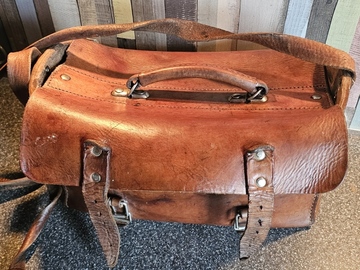 À vendre: Sacoche en pure cuir (4mm)