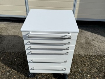 Gebruikte apparatuur: Dentalart verrijdbare kast / Trolly
