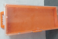 À vendre: Boite de rangement  en plastique orange 