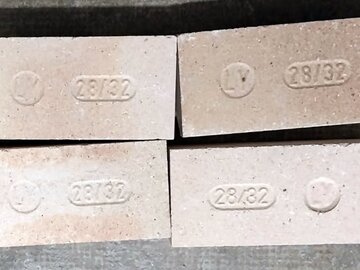 À vendre:  Lot de 8 briques réfractaires silico-alumineux