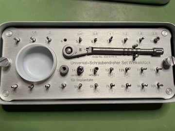 Gebruikte apparatuur: Universeel schroevendraaier set met moment sleutel 