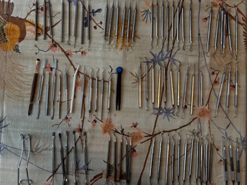 Gebruikte apparatuur: Diverse behandelingsinstrumeente. Meer dan 90 stuk