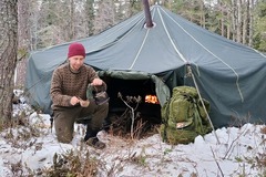 Uthyres (per vecka): Puolijoukkueteltta , sissiteltta , kotateltta 