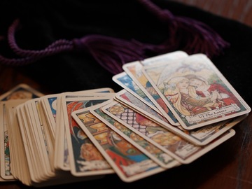 Selling: 12 Months Tarot Reading 