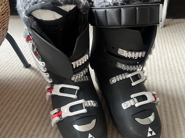 Winter sports: Ski boots + free backpack