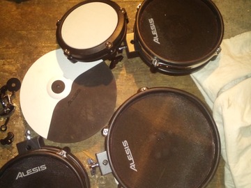 Selling with online payment: Simmons electric drums and alesis drums with all cords 