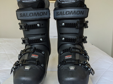 Winter sports: Black Salomon Ski Boots Size 5