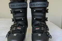 Winter sports: Black Salomon Ski Boots Size 5